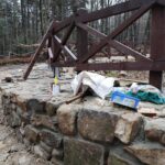 28.11.2021. Święta Katarzyna. Remont wokół kapliczki / Wiktor Taszlow / Radio Kielce