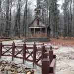 28.11.2021. Święta Katarzyna. Remont wokół kapliczki / Wiktor Taszlow / Radio Kielce