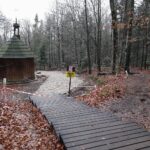 28.11.2021. Święta Katarzyna. Remont wokół kapliczki / Wiktor Taszlow / Radio Kielce