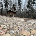 28.11.2021. Święta Katarzyna. Remont wokół kapliczki / Wiktor Taszlow / Radio Kielce