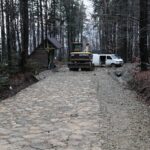 28.11.2021. Święta Katarzyna. Remont wokół kapliczki / Wiktor Taszlow / Radio Kielce