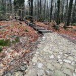 28.11.2021. Święta Katarzyna. Remont wokół kapliczki / Wiktor Taszlow / Radio Kielce