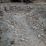 28.11.2021. Święta Katarzyna. Remont wokół kapliczki / Wiktor Taszlow / Radio Kielce