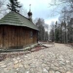 28.11.2021. Święta Katarzyna. Remont wokół kapliczki / Wiktor Taszlow / Radio Kielce