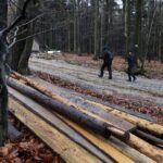 28.11.2021. Święta Katarzyna. Remont wokół kapliczki / Wiktor Taszlow / Radio Kielce