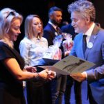 29.11.2021. Kielce. Inauguracja kampanii społecznej "Biała wstążka". Wyróżnienie wręcza Krzysztof Słoń - senator / Wiktor Taszłow / Radio Kielce