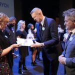 29.11.2021. Kielce. Inauguracja kampanii społecznej "Biała wstążka". Wyróżnienie wręcza Krzysztof Słoń - senator, Bogdan Wenta – prezydent miasta Kielce / Wiktor Taszłow / Radio Kielce