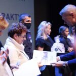 29.11.2021. Kielce. Inauguracja kampanii społecznej "Biała wstążka". Wyróżnienie wręcza Bogdan Wenta – prezydent miasta Kielce / Wiktor Taszłow / Radio Kielce