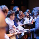 29.11.2021. Kielce. Inauguracja kampanii społecznej "Biała wstążka". Wyróżnienie wręcza Krzysztof Słoń - senator / Wiktor Taszłow / Radio Kielce