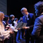 29.11.2021. Kielce. Inauguracja kampanii społecznej "Biała wstążka". Wyróżnienie wręcza Krzysztof Słoń - senator, Bogdan Wenta – prezydent miasta Kielce / Wiktor Taszłow / Radio Kielce