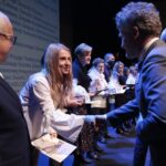 29.11.2021. Kielce. Inauguracja kampanii społecznej "Biała wstążka". Wyróżnienie wręcza Krzysztof Słoń - senator / Wiktor Taszłow / Radio Kielce