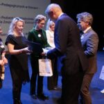 29.11.2021. Kielce. Inauguracja kampanii społecznej "Biała wstążka". Wyróżnienie wręcza Krzysztof Słoń - senator, Bogdan Wenta – prezydent miasta Kielce / Wiktor Taszłow / Radio Kielce