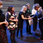 29.11.2021. Kielce. Inauguracja kampanii społecznej "Biała wstążka". Wyróżnienie wręcza Krzysztof Słoń - senator / Wiktor Taszłow / Radio Kielce