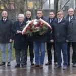 29.11.2021. Kielce. Złożenie kwiatów pod pomnikiem upamiętniającym wydarzenia Powstania Listopadowego. Na zdjęciu (od lewej): Mariusz Ściana - członek zarządu powiatu, Krzysztof Lipiec - poseł, Jacek Kuzia - Przewodniczący rady powiatu, Mirosław Gębski - starosta kielecki, Cezary Majcher - członek zarządu powiatu,  Tomasz Pleban - wicestarosta kielecki, Stefan Bąk - członek zarządu powiatu / Wiktor Taszłow / Radio Kielce