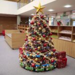 29.11.2021. Kielce. Choinka Biblioteki Uniwersytetu Jana Kochanowskiego / Wiktor Taszłow / Radio Kielce