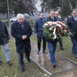 29.11.2021. Kielce. Złożenie kwiatów pod pomnikiem upamiętniającym wydarzenia Powstania Listopadowego. Na zdjęciu (od lewej): Mariusz Ściana - członek zarządu powiatu, Krzysztof Lipiec - poseł, Cezary Majcher - członek zarządu powiatu, Mirosław Gębski - starosta kielecki, Stefan Bąk - członek zarządu powiatu, Tomasz Pleban - wicestarosta kielecki / Wiktor Taszłow / Radio Kielce