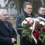 29.11.2021. Kielce. Złożenie kwiatów pod pomnikiem upamiętniającym wydarzenia Powstania Listopadowego. Na zdjęciu (od lewej): Krzysztof Lipiec - poseł, Mirosław Gębski - starosta kielecki, Cezary Majcher - członek zarządu powiatu / Wiktor Taszłow / Radio Kielce