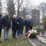 29.11.2021. Kielce. Złożenie kwiatów pod pomnikiem upamiętniającym wydarzenia Powstania Listopadowego. Na zdjęciu (od lewej): Jacek Kuzia - Przewodniczący rady powiatu, Mariusz Ściana - członek zarządu powiatu, Krzysztof Lipiec - poseł, Mirosław Gębski - starosta kielecki, Cezary Majcher - członek zarządu powiatu,  Tomasz Pleban - wicestarosta kielecki, Stefan Bąk - członek zarządu powiatu / Wiktor Taszłow / Radio Kielce
