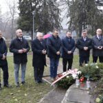 29.11.2021. Kielce. Złożenie kwiatów pod pomnikiem upamiętniającym wydarzenia Powstania Listopadowego. Na zdjęciu (od lewej): Jacek Kuzia - Przewodniczący rady powiatu, Mariusz Ściana - członek zarządu powiatu, Krzysztof Lipiec - poseł, Mirosław Gębski - starosta kielecki, Cezary Majcher - członek zarządu powiatu, Tomasz Pleban - wicestarosta kielecki, Stefan Bąk - członek zarządu powiatu / Wiktor Taszłow / Radio Kielce