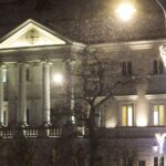 30.11.2021. Kielce. Przygotowania świątecznych iluminacji i atrakcji / Wiktor Taszłow / Radio Kielce