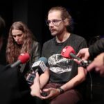 03.10.2021. Kielce. Teatr Lalki i Aktora "Kubuś". Konferencja przed spektaklem "Arka czasu". Na zdjęciu (od lewej): Agnieszka Wielewska - scenografia, Tomasz Kaczorowski - reżyser / Wiktor Taszłow / Radio Kielce