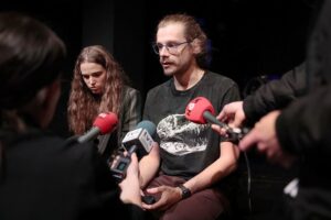 03.10.2021. Kielce. Teatr Lalki i Aktora "Kubuś". Konferencja przed spektaklem "Arka czasu". Na zdjęciu (od lewej): Agnieszka Wielewska - scenografia, Tomasz Kaczorowski - reżyser / Wiktor Taszłow / Radio Kielce