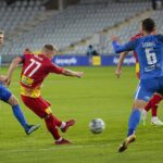 03.11.2021. Kielce. Mecz 1/16 finału Pucharu Polski: Korona Kielce - Stomil Olsztyn. Na zdjęciu (w środku): Jakub Górski / Wiktor Taszłow / Radio Kielce