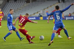 03.11.2021. Kielce. Mecz 1/16 finału Pucharu Polski: Korona Kielce - Stomil Olsztyn. Na zdjęciu (w środku): Jakub Górski / Wiktor Taszłow / Radio Kielce