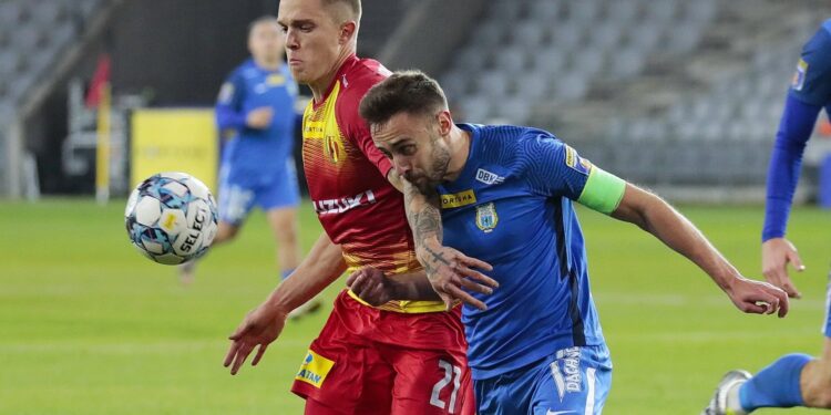 03.11.2021. Kielce. Mecz 1/16 finału Pucharu Polski: Korona Kielce - Stomil Olsztyn. Na zdjęciu (z lewej): Mateusz Lewandowski / Wiktor Taszłow / Radio Kielce