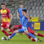 03.11.2021. Kielce. Mecz 1/16 finału Pucharu Polski: Korona Kielce - Stomil Olsztyn. Na zdjęciu (z lewej): Oskar Sewerzyński / Wiktor Taszłow / Radio Kielce