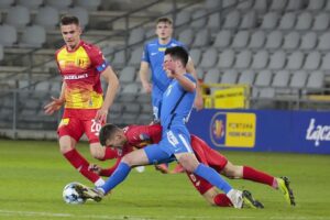 03.11.2021. Kielce. Mecz 1/16 finału Pucharu Polski: Korona Kielce - Stomil Olsztyn. Na zdjęciu (z lewej): Oskar Sewerzyński / Wiktor Taszłow / Radio Kielce