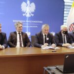 05.11.2021. Kielce. Konsultacje strategii dla młodych w Urzędzie Wojewódzkim. Na zdjęciu (od lewej): Andrzej Pruś - przewodniczący Sejmiku Województwa Świętokrzyskiego, Krzysztof Słoń - senator, Zbigniew Koniusz - wojewoda świętokrzyski, Andrzej Bętkowski - marszałek województwa świętokrzyskiego, Kazimierz Mądzik - świętokrzyski kurator oświaty / Wiktor Taszłow / Radio Kielce