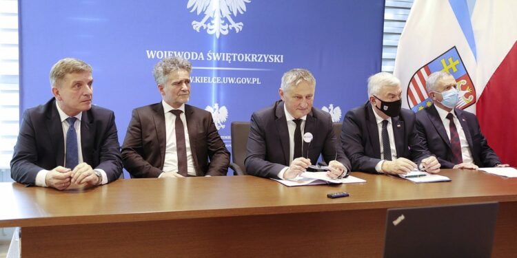 05.11.2021. Kielce. Konsultacje strategii dla młodych w Urzędzie Wojewódzkim. Na zdjęciu (od lewej): Andrzej Pruś - przewodniczący Sejmiku Województwa Świętokrzyskiego, Krzysztof Słoń - senator, Zbigniew Koniusz - wojewoda świętokrzyski, Andrzej Bętkowski - marszałek województwa świętokrzyskiego, Kazimierz Mądzik - świętokrzyski kurator oświaty / Wiktor Taszłow / Radio Kielce