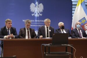 05.11.2021. Kielce. Konsultacje strategii dla młodych w Urzędzie Wojewódzkim. Na zdjęciu (od lewej): Andrzej Pruś - przewodniczący Sejmiku Województwa Świętokrzyskiego, Krzysztof Słoń - senator, Zbigniew Koniusz - wojewoda świętokrzyski, Andrzej Bętkowski - marszałek województwa świętokrzyskiego, Kazimierz Mądzik - świętokrzyski kurator oświaty / Wiktor Taszłow / Radio Kielce