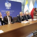 05.11.2021. Kielce. Konsultacje strategii dla młodych w Urzędzie Wojewódzkim. Na zdjęciu (od lewej): Andrzej Pruś - przewodniczący Sejmiku Województwa Świętokrzyskiego, Krzysztof Słoń - senator, Zbigniew Koniusz - wojewoda świętokrzyski, Andrzej Bętkowski - marszałek województwa świętokrzyskiego, Kazimierz Mądzik - świętokrzyski kurator oświaty, Veronika Kurdybakha – przewodnicząca Młodzieżowego Sejmiku Województwa Świętokrzyskiego / Wiktor Taszłow / Radio Kielce