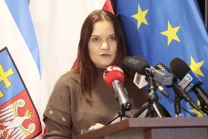 05.11.2021. Kielce. Konsultacje strategii dla młodych w Urzędzie Wojewódzkim. Na zdjęciu: Veronika Kurdybakha – przewodnicząca Młodzieżowego Sejmiku Województwa Świętokrzyskiego / Wiktor Taszłow / Radio Kielce