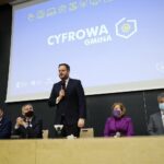 08.11.2021. Odbiór promes na realizację programu „Cyfrowa Gmina”. Na zdjęciu (od lewej): Robert Jaworski - burmistrz Gminy i Miasta Chęciny, Zbigniew Koniusz - wojewoda świętokrzyski, Janusz Cieszyński - sekretarz stanu ds. cyfryzacji Kancelarii Prezesa Rady Ministrów, Anna Krupka - wiceminister sportu i turystyki, Krzysztof Słoń - senator PiS / Wiktor Taszłow / Radio Kielce