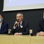 08.11.2021. Odbiór promes na realizację programu „Cyfrowa Gmina”. Na zdjęciu (od lewej): Robert Jaworski - burmistrz Gminy i Miasta Chęciny, Zbigniew Koniusz - wojewoda świętokrzyski, Janusz Cieszyński - sekretarz stanu ds. cyfryzacji Kancelarii Prezesa Rady Ministrów / Wiktor Taszłow / Radio Kielce