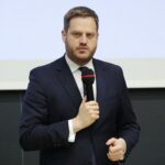 08.11.2021. Odbiór promes na realizację programu „Cyfrowa Gmina”. Na zdjęciu: Janusz Cieszyński - sekretarz stanu ds. cyfryzacji Kancelarii Prezesa Rady Ministrów / Wiktor Taszłow / Radio Kielce