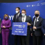 08.11.2021. Odbiór promes na realizację programu „Cyfrowa Gmina”. Na zdjęciu (od lewej): Krzysztof Słoń - senator PiS, Anna Krupka - wiceminister sportu i turystyki, Janusz Cieszyński - sekretarz stanu ds. cyfryzacji Kancelarii Prezesa Rady Ministrów, Dariusz Skiba - burmistrz Miasta i Gminy Bodzentyn, Zbigniew Koniusz - wojewoda świętokrzyski, Robert Jaworski - burmistrz Gminy i Miasta Chęciny / Wiktor Taszłow / Radio Kielce