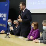 08.11.2021. Odbiór promes na realizację programu „Cyfrowa Gmina”. Na zdjęciu (od lewej): Robert Jaworski - burmistrz Gminy i Miasta Chęciny, Zbigniew Koniusz - wojewoda świętokrzyski, Janusz Cieszyński - sekretarz stanu ds. cyfryzacji Kancelarii Prezesa Rady Ministrów, Anna Krupka - wiceminister sportu i turystyki, Krzysztof Słoń - senator PiS / Wiktor Taszłow / Radio Kielce