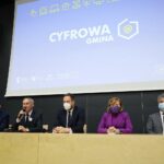 08.11.2021. Odbiór promes na realizację programu „Cyfrowa Gmina”. Na zdjęciu (od lewej): Robert Jaworski - burmistrz Gminy i Miasta Chęciny, Zbigniew Koniusz - wojewoda świętokrzyski, Janusz Cieszyński - sekretarz stanu ds. cyfryzacji Kancelarii Prezesa Rady Ministrów, Anna Krupka - wiceminister sportu i turystyki, Krzysztof Słoń - senator PiS / Wiktor Taszłow / Radio Kielce