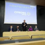 08.11.2021. Odbiór promes na realizację programu „Cyfrowa Gmina”. Na zdjęciu (od lewej): Robert Jaworski - burmistrz Gminy i Miasta Chęciny, Zbigniew Koniusz - wojewoda świętokrzyski, Janusz Cieszyński - sekretarz stanu ds. cyfryzacji Kancelarii Prezesa Rady Ministrów, Anna Krupka - wiceminister sportu i turystyki, Krzysztof Słoń - senator PiS / Wiktor Taszłow / Radio Kielce