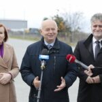 08.11.2021. Morawica. Przekazanie środków z Programu Inwestycji Strategicznych i programu „Cyfrowa Gmina”. Na zdjęciu (od lewej): Anna Krupka - wiceminister sportu, Marian Buras - burmistrz Morawicy i Krzysztof Słoń - senator PiS / Wiktor Taszłow / Radio Kielce