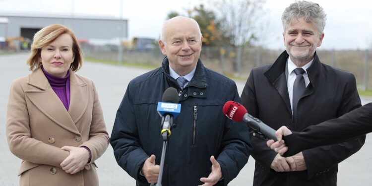 08.11.2021. Morawica. Przekazanie środków z Programu Inwestycji Strategicznych i programu „Cyfrowa Gmina”. Na zdjęciu (od lewej): Anna Krupka - wiceminister sportu, Marian Buras - burmistrz Morawicy i Krzysztof Słoń - senator PiS / Wiktor Taszłow / Radio Kielce