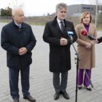 08.11.2021. Morawica. Przekazanie środków z Programu Inwestycji Strategicznych i programu „Cyfrowa Gmina”. Na zdjęciu (od lewej): Marian Buras - burmistrz Morawicy, Krzysztof Słoń - senator PiS i Anna Krupka - wiceminister sportu / Wiktor Taszłow / Radio Kielce