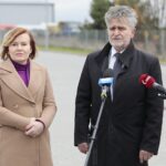 08.11.2021. Morawica. Przekazanie środków z Programu Inwestycji Strategicznych i programu „Cyfrowa Gmina”. Na zdjęciu (od lewej): Anna Krupka - wiceminister sportu i Krzysztof Słoń - senator PiS / Wiktor Taszłow / Radio Kielce