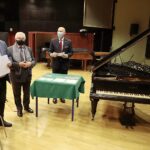 08.11.2021. Kielce. Przekazanie zabytkowego fortepianu dla szkoły muzycznej. Na zdjęciu (od lewej): Artur Jaroń - dyrektor Zespołu Państwowych Szkół Muzycznych w Kielcach, Krzysztof Lipiec - poseł, Marcin Perz - prezes Specjalnej Strefy Ekonomicznej „Starachowice” / Wiktor Taszłow / Radio Kielce