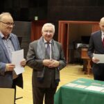 08.11.2021. Kielce. Przekazanie zabytkowego fortepianu dla szkoły muzycznej. Na zdjęciu (od lewej): Artur Jaroń - dyrektor Zespołu Państwowych Szkół Muzycznych w Kielcach, Krzysztof Lipiec - poseł, Marcin Perz - prezes Specjalnej Strefy Ekonomicznej „Starachowice” / Wiktor Taszłow / Radio Kielce