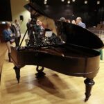 08.11.2021. Kielce. Przekazanie zabytkowego fortepianu dla szkoły muzycznej / Wiktor Taszłow / Radio Kielce